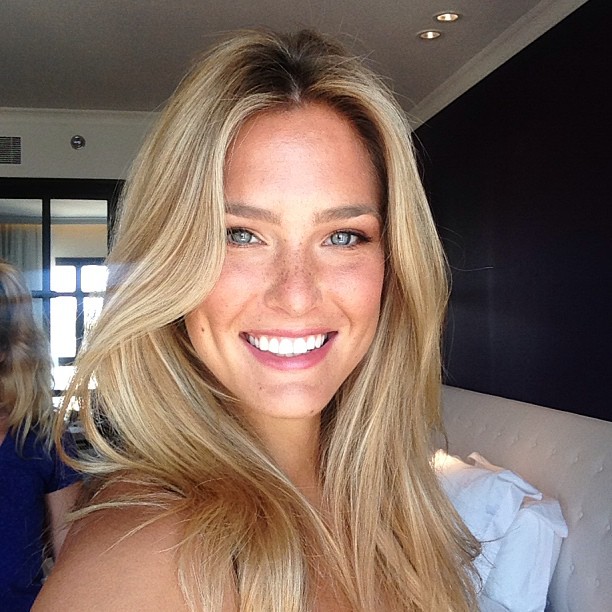 Bar Refaeli taking a selfie