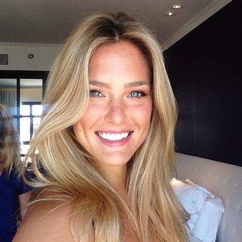 Bar Refaeli taking a selfie