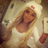 Chloe Harwood taking a selfie