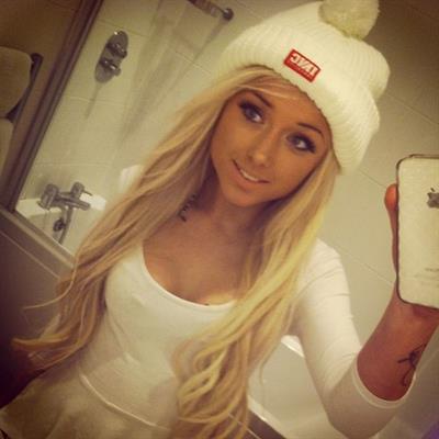 Chloe Harwood taking a selfie